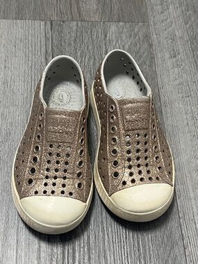 Native kids Jefferson Bling slip-on  shoes in a rose gold glitter color. size C8